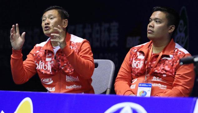 Tim pelatih Indonesia memberikan instruksi kepada Anthony Sinisuka Ginting.